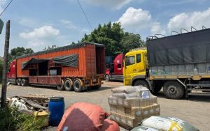 Hình ảnh ghép hàng lên xe tại bãi xe